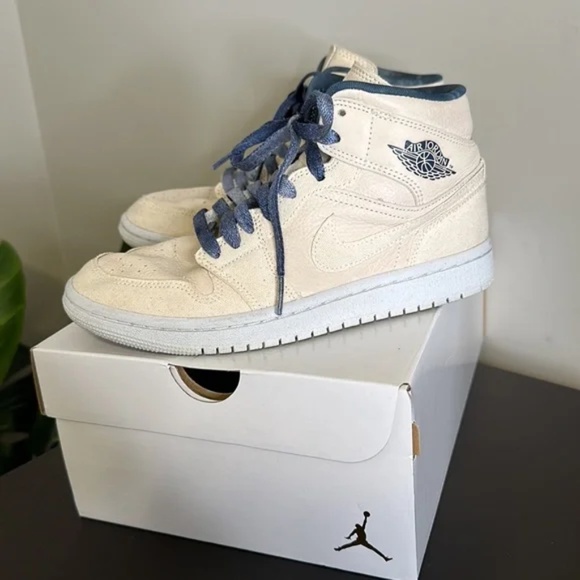 Nike Air Jordan 1 Mid SE DM9126-104 Sand Drift w/ Box - Picture 1 of 14